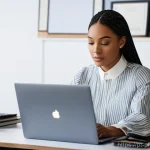 포트폴리오 경력 디자인을 위한 에세이 작성법 - **Prompt:** A diverse young professional, in their late 20s, with a warm and focused expression, sit...